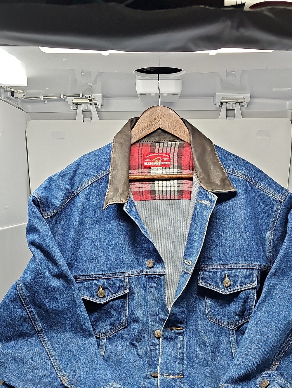Vintage Marlboro Men's Blue Denim Jacket with Brown Collar